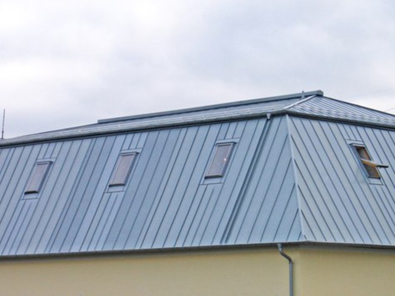Крыша дома из фальцевого материала