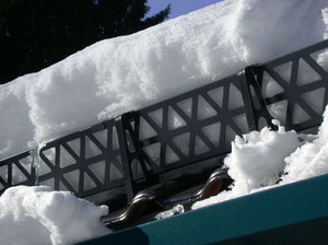 Монтаж снегозадержателей на крыше