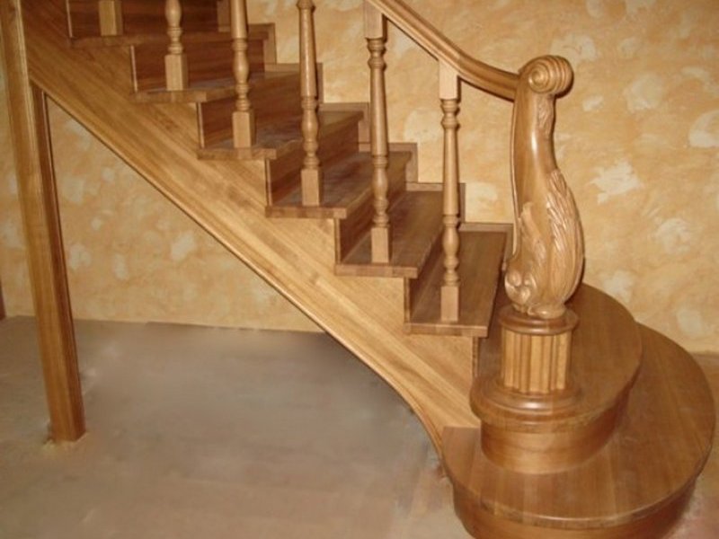 Узор на деревянной лестнице