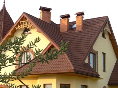 Типы конструкций и фото мансардных крыш частных домов, варианты кровли и применения материалов