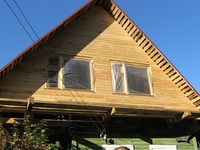 Деревянный дом с фронтоном